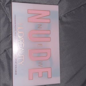 Huda Beauty the new nude palette